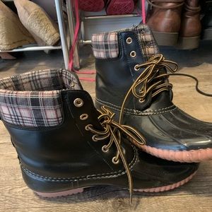 Duck boots with plain inside!